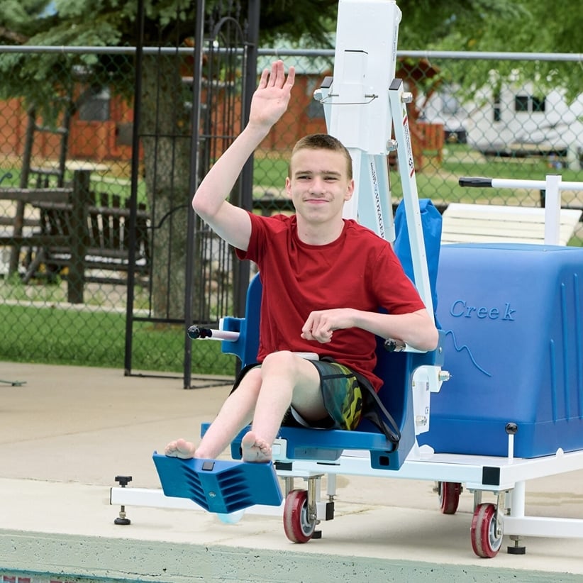 Accessible pool lift beside a pool